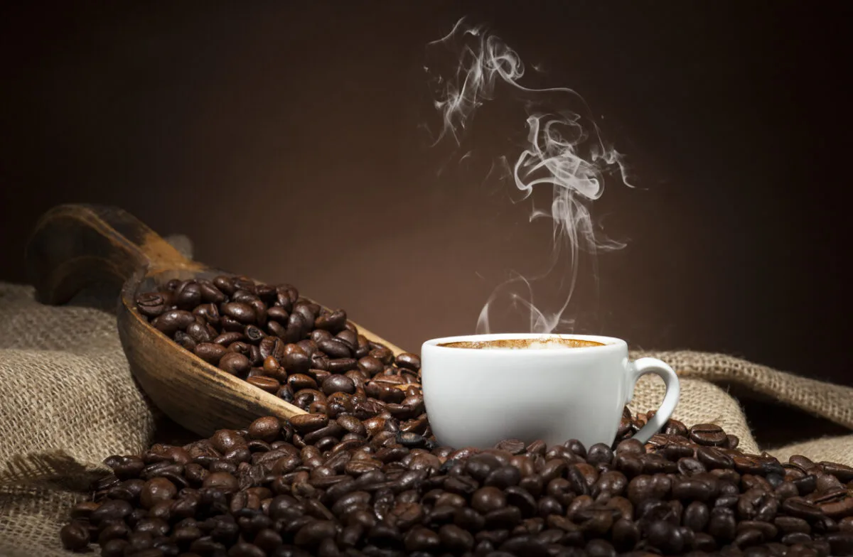 Café fraîchement préparé dans une tasse élégante sur une table en bois