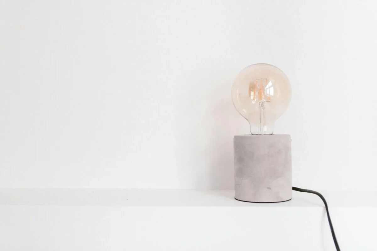 Lampe à poser au style scandinave dans une chambre décorée
