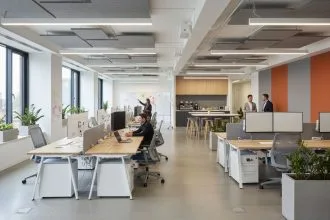 Bureau bench collectif favorisant la collaboration et l'optimisation de l'espace